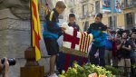 Floral offering at the Rafael Casanova monument.jpg