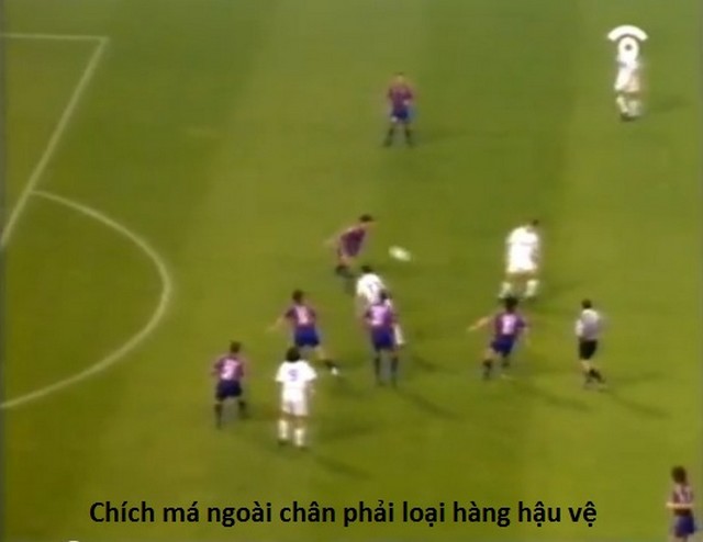 Laudrup chích má ngoài chân phải loại hàng hậu vệ