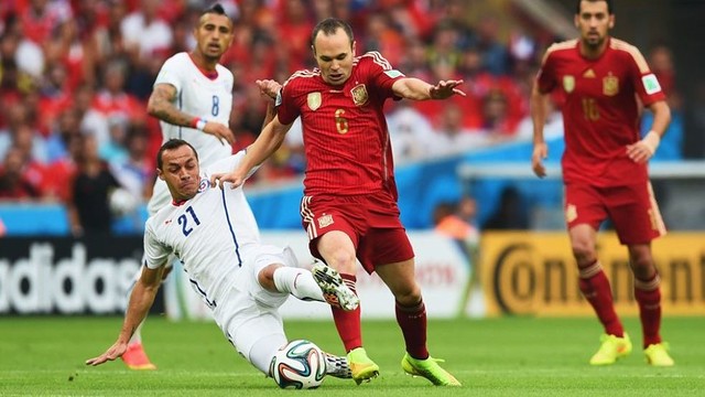 Iniesta trong trận đấu với Chile