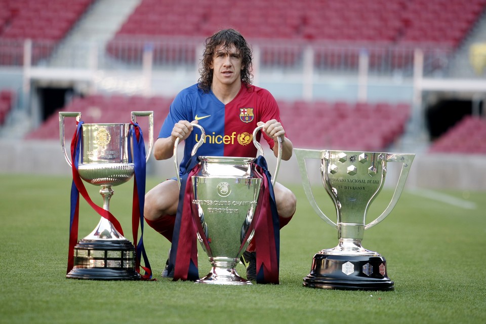 Puyol bên 3 chiếc cúp