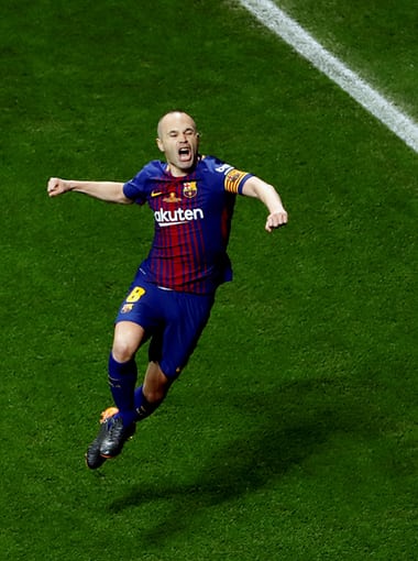 Iniesta ăn mừng bàn thắng